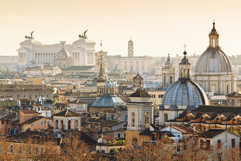 Vista del centro di Roma con la Basilica di San Pietro e l'Altare della Patria