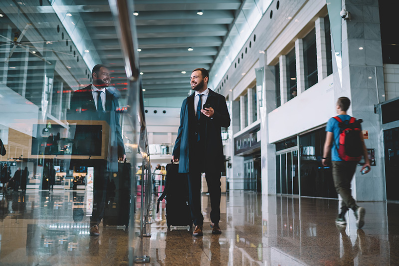 Uomo d'affari all'aeroporto di Malpensa Terminal 1