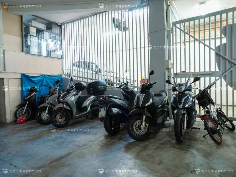 Garage Metro 82 - Porto Mergellina Posti riserveti per moto e scooter Garage Metro 82 - Porto Mergellina